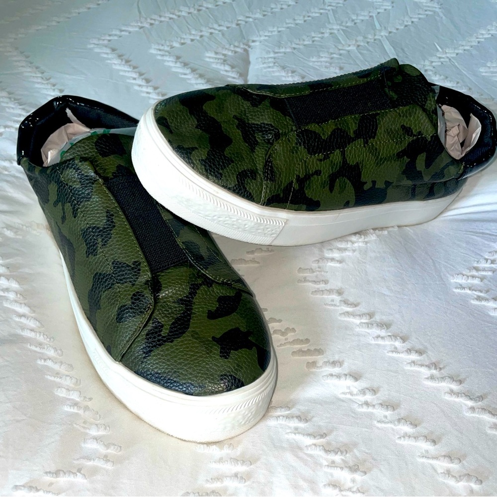 EUC Women’s Nicole Miller Camouflage slip on leather sneakers Size 9.5
